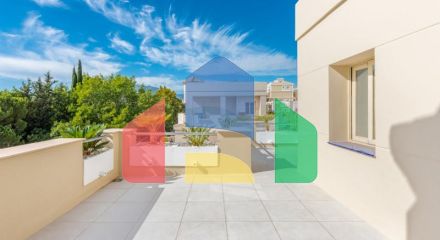 Добро пожаловать в ваш личный оазис! Этот потрясающий пентхаус был недавно отремонтирован и имеет просторную, открытую планировку с роскошной отделкой.