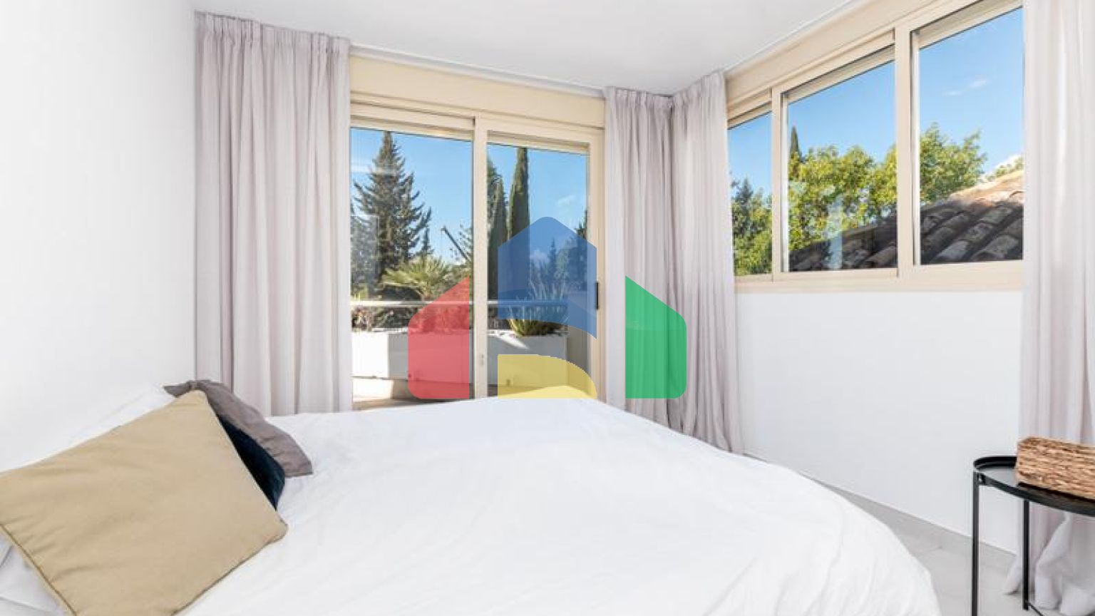 Добро пожаловать в ваш личный оазис! Этот потрясающий пентхаус был недавно отремонтирован и имеет просторную, открытую планировку с роскошной отделкой.