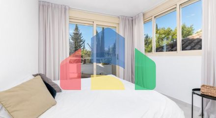 Добро пожаловать в ваш личный оазис! Этот потрясающий пентхаус был недавно отремонтирован и имеет просторную, открытую планировку с роскошной отделкой.