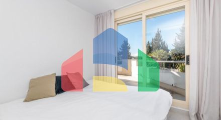 Добро пожаловать в ваш личный оазис! Этот потрясающий пентхаус был недавно отремонтирован и имеет просторную, открытую планировку с роскошной отделкой.