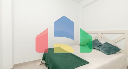 Добро пожаловать в ваш личный оазис! Этот потрясающий пентхаус был недавно отремонтирован и имеет просторную, открытую планировку с роскошной отделкой.