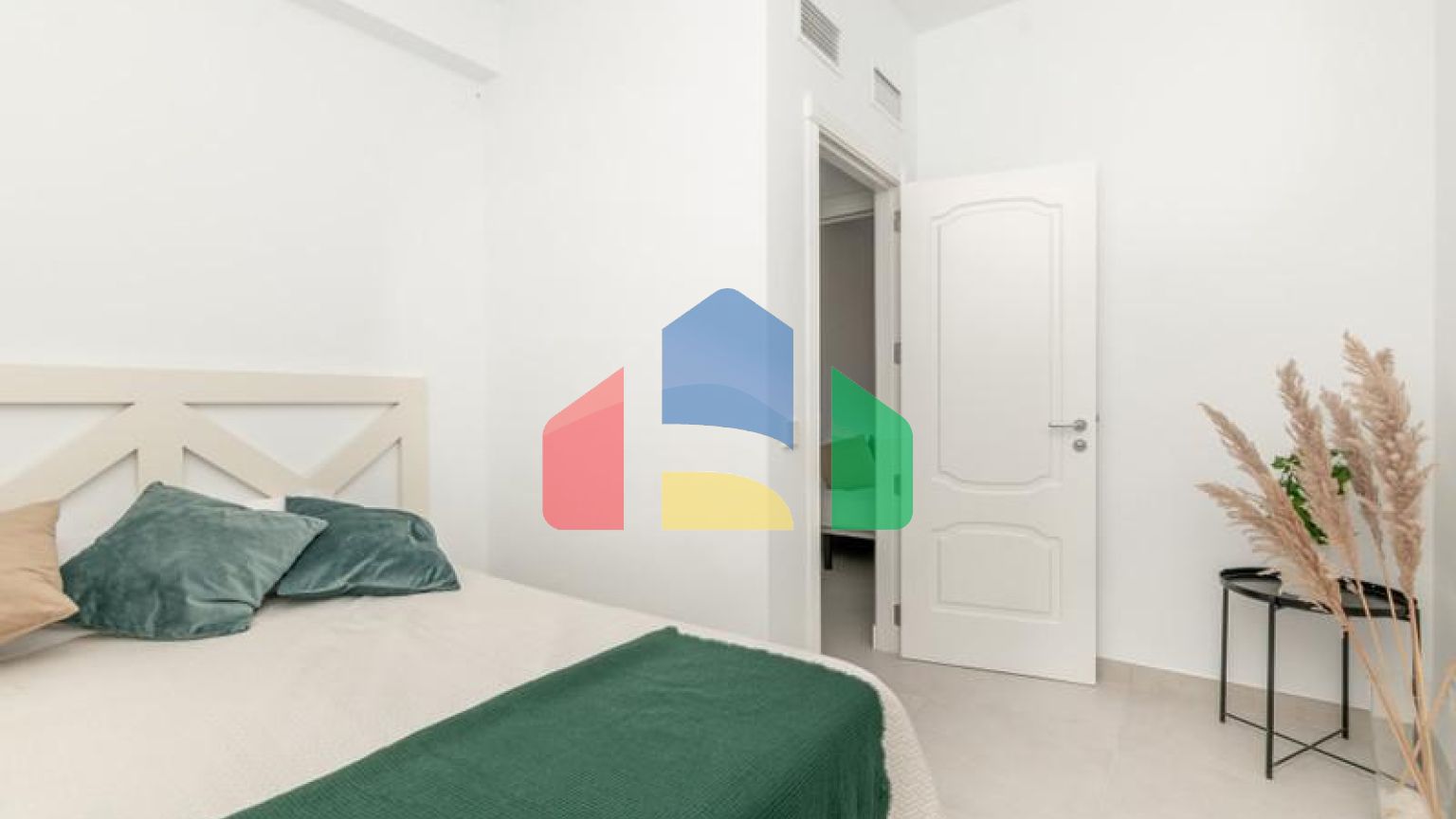 Добро пожаловать в ваш личный оазис! Этот потрясающий пентхаус был недавно отремонтирован и имеет просторную, открытую планировку с роскошной отделкой.