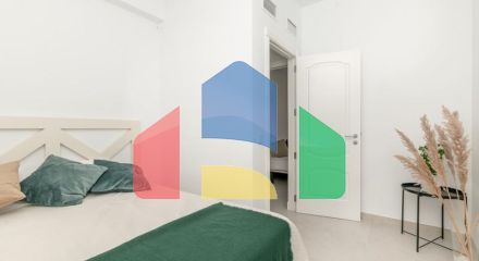 Добро пожаловать в ваш личный оазис! Этот потрясающий пентхаус был недавно отремонтирован и имеет просторную, открытую планировку с роскошной отделкой.