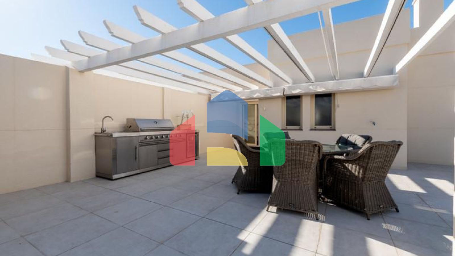 Добро пожаловать в ваш личный оазис! Этот потрясающий пентхаус был недавно отремонтирован и имеет просторную, открытую планировку с роскошной отделкой.