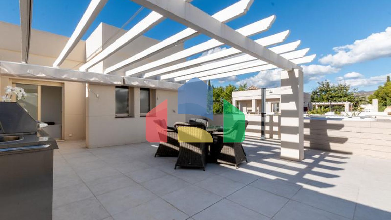 Добро пожаловать в ваш личный оазис! Этот потрясающий пентхаус был недавно отремонтирован и имеет просторную, открытую планировку с роскошной отделкой.