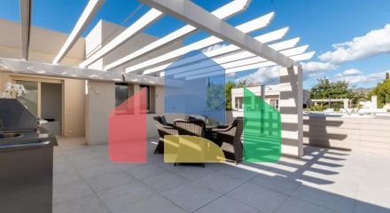 Добро пожаловать в ваш личный оазис! Этот потрясающий пентхаус был недавно отремонтирован и имеет просторную, открытую планировку с роскошной отделкой.