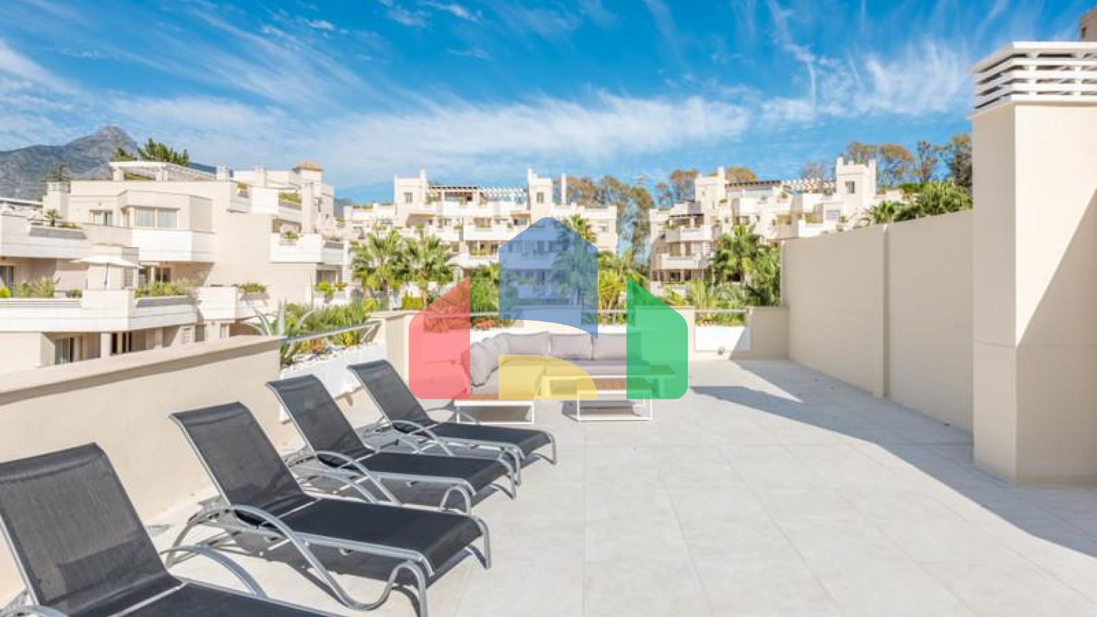 Добро пожаловать в ваш личный оазис! Этот потрясающий пентхаус был недавно отремонтирован и имеет просторную, открытую планировку с роскошной отделкой.