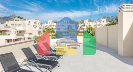 Добро пожаловать в ваш личный оазис! Этот потрясающий пентхаус был недавно отремонтирован и имеет просторную, открытую планировку с роскошной отделкой.