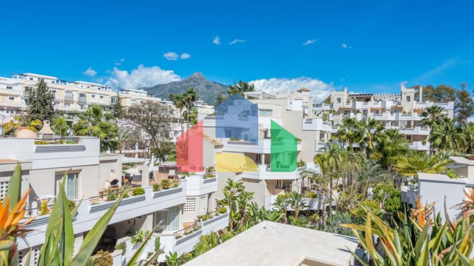 Добро пожаловать в ваш личный оазис! Этот потрясающий пентхаус был недавно отремонтирован и имеет просторную, открытую планировку с роскошной отделкой.