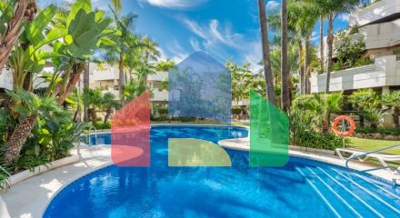 Добро пожаловать в ваш личный оазис! Этот потрясающий пентхаус был недавно отремонтирован и имеет просторную, открытую планировку с роскошной отделкой.