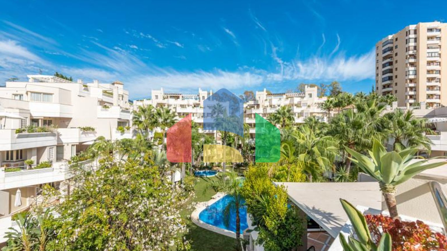 Добро пожаловать в ваш личный оазис! Этот потрясающий пентхаус был недавно отремонтирован и имеет просторную, открытую планировку с роскошной отделкой.