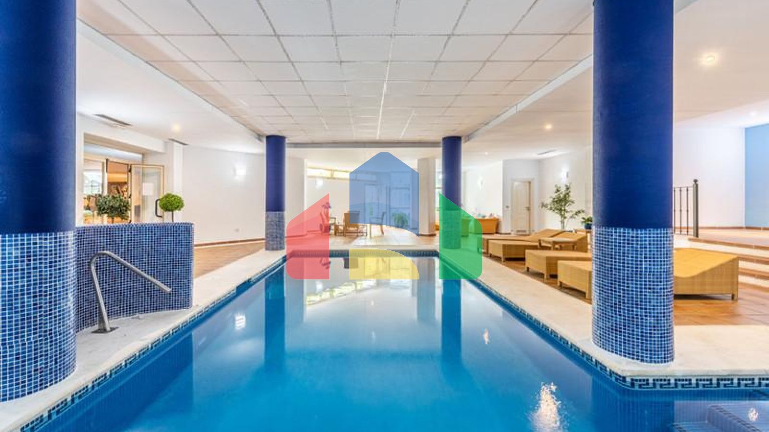 Добро пожаловать в ваш личный оазис! Этот потрясающий пентхаус был недавно отремонтирован и имеет просторную, открытую планировку с роскошной отделкой.