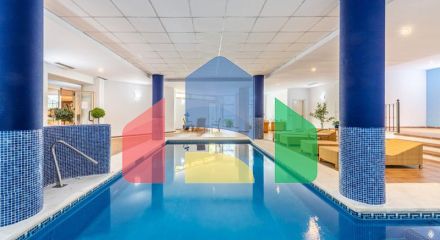 Добро пожаловать в ваш личный оазис! Этот потрясающий пентхаус был недавно отремонтирован и имеет просторную, открытую планировку с роскошной отделкой.