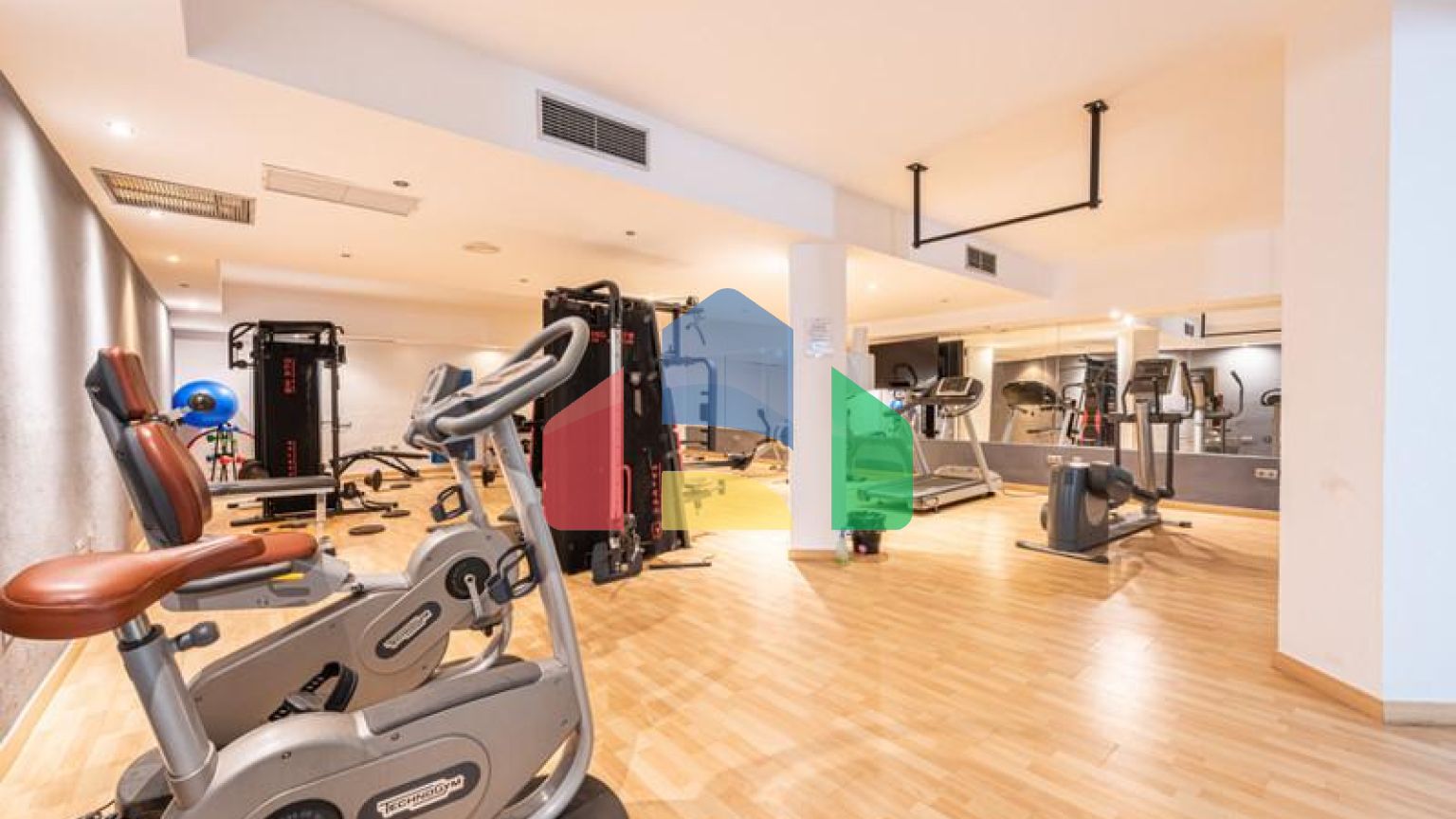 Добро пожаловать в ваш личный оазис! Этот потрясающий пентхаус был недавно отремонтирован и имеет просторную, открытую планировку с роскошной отделкой.