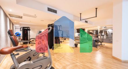 Добро пожаловать в ваш личный оазис! Этот потрясающий пентхаус был недавно отремонтирован и имеет просторную, открытую планировку с роскошной отделкой.