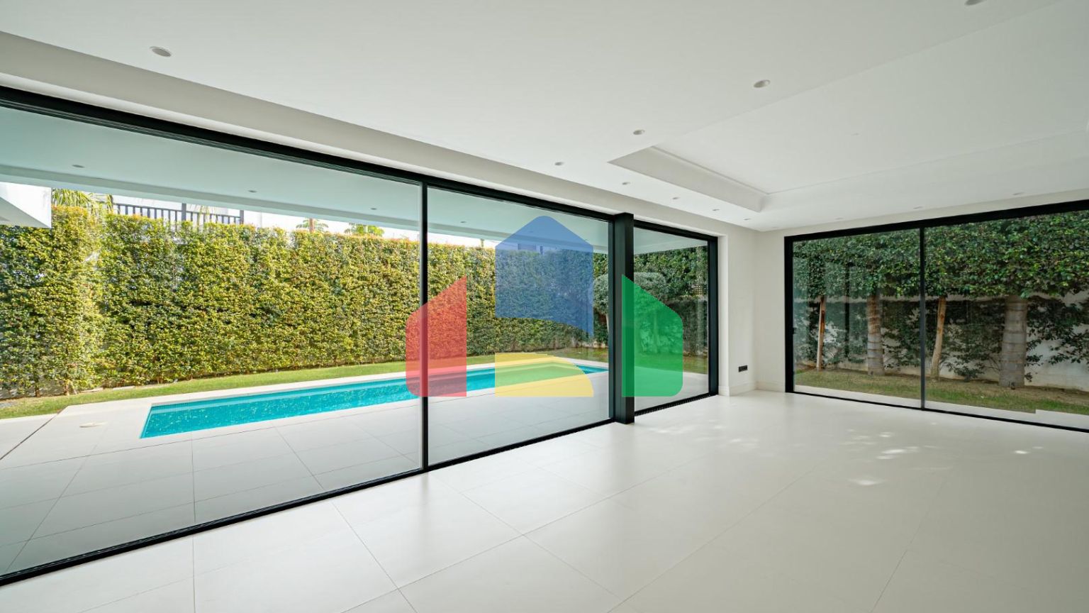 Современная новая вилла в 100 м от пляжа в Марбелье, Золотая Миля.