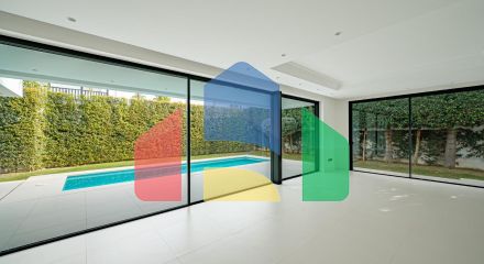 Современная новая вилла в 100 м от пляжа в Марбелье, Золотая Миля.