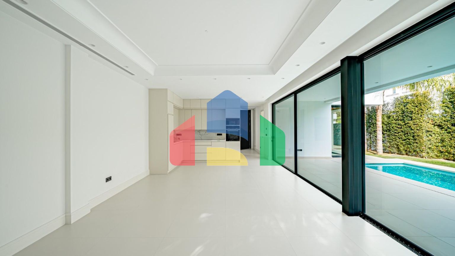 Современная новая вилла в 100 м от пляжа в Марбелье, Золотая Миля.