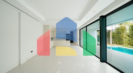 Современная новая вилла в 100 м от пляжа в Марбелье, Золотая Миля.