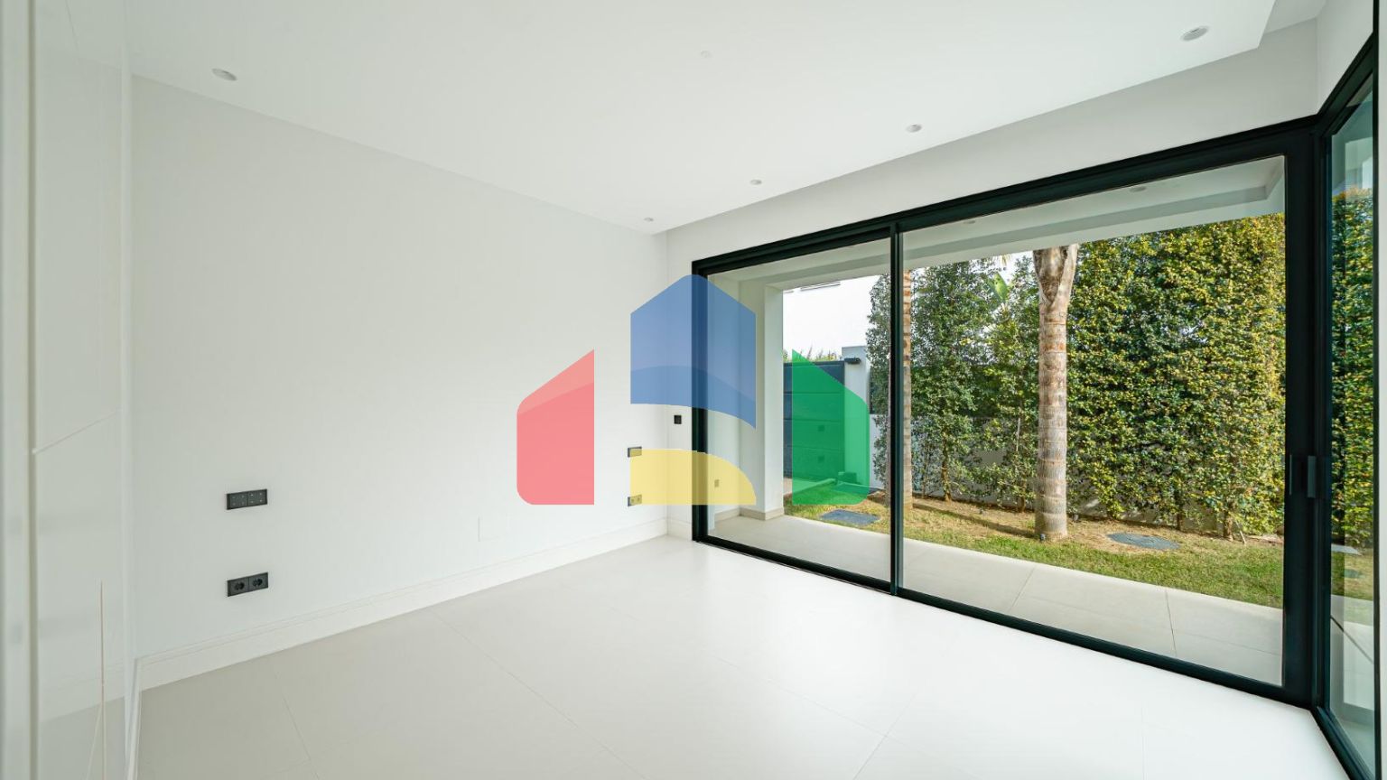 Современная новая вилла в 100 м от пляжа в Марбелье, Золотая Миля.