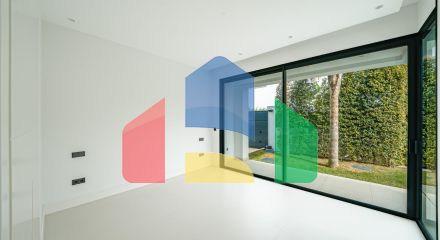 Современная новая вилла в 100 м от пляжа в Марбелье, Золотая Миля.