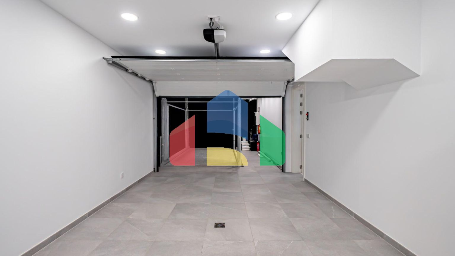 Современная новая вилла в 100 м от пляжа в Марбелье, Золотая Миля.