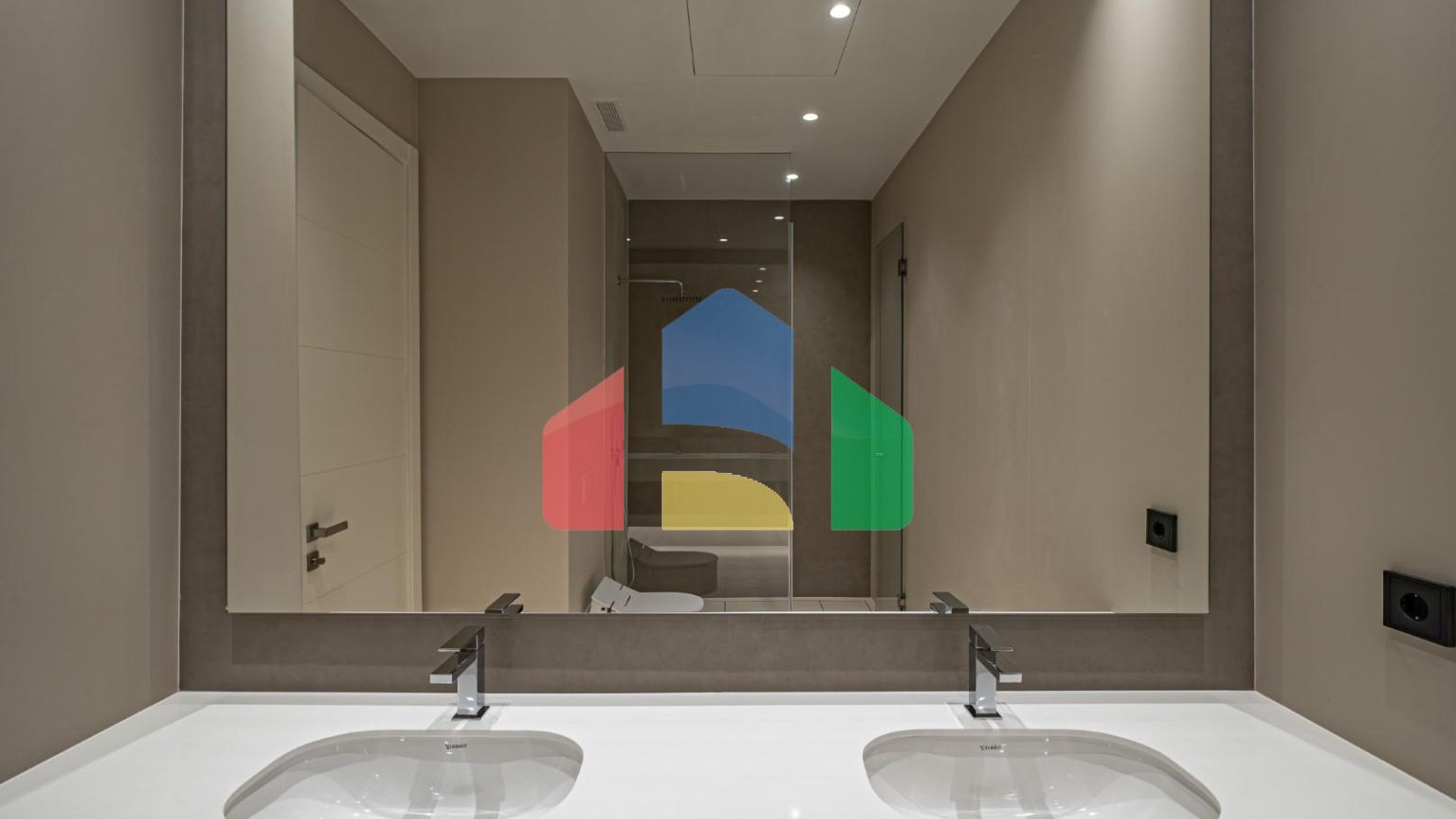 Современная новая вилла в 100 м от пляжа в Марбелье, Золотая Миля.