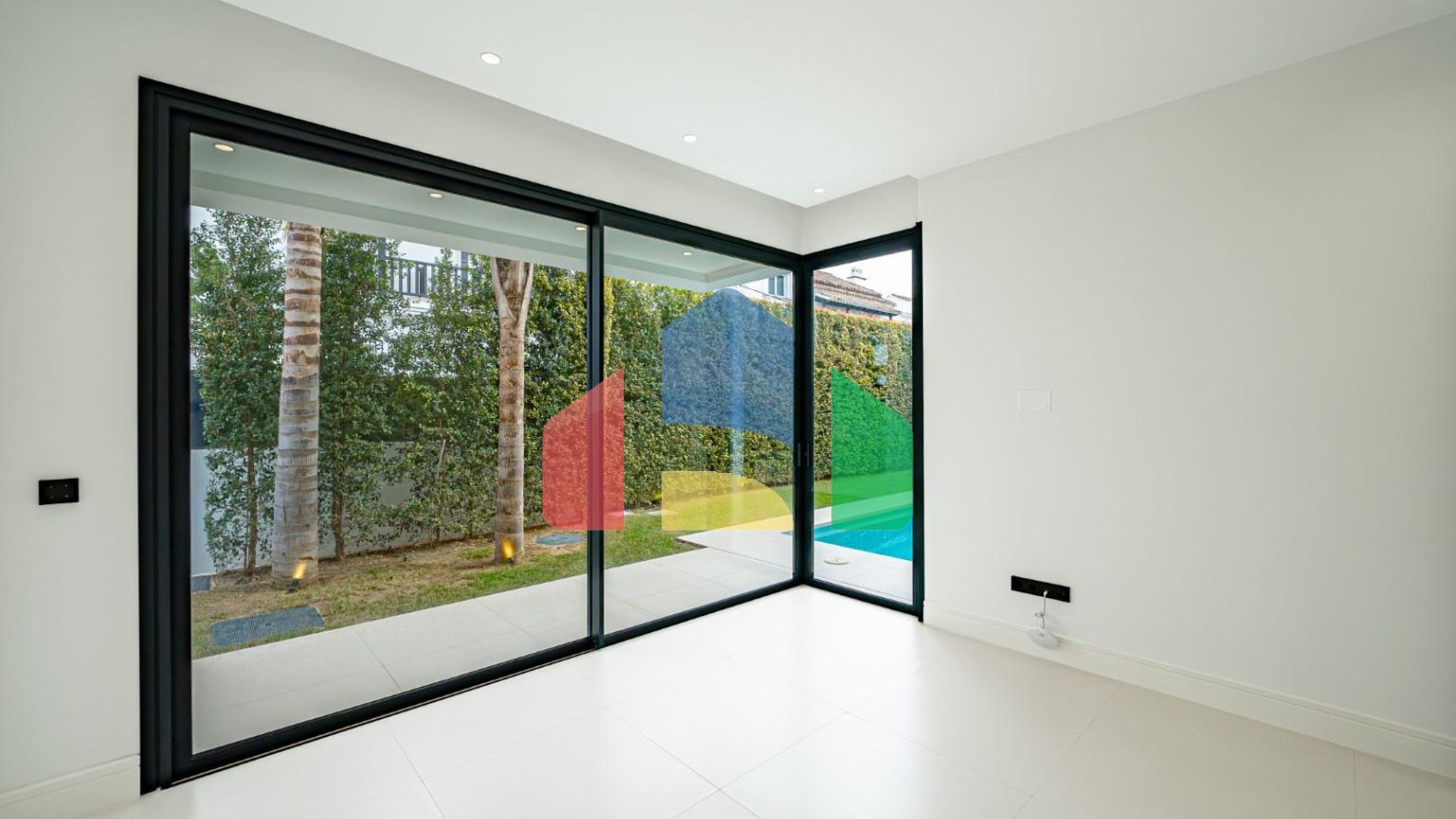 Современная новая вилла в 100 м от пляжа в Марбелье, Золотая Миля.