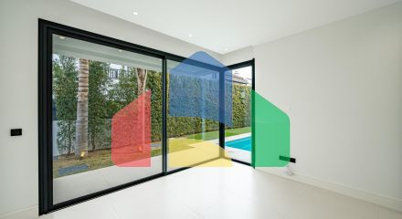 Современная новая вилла в 100 м от пляжа в Марбелье, Золотая Миля.