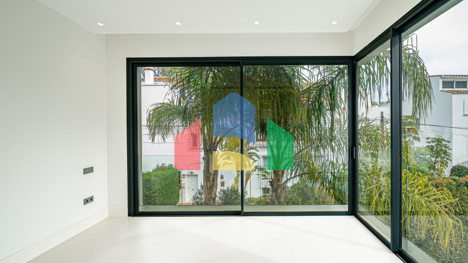 Современная новая вилла в 100 м от пляжа в Марбелье, Золотая Миля.