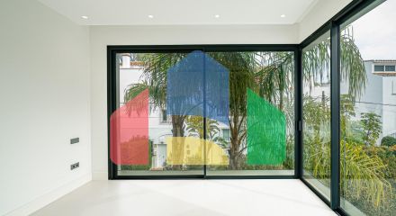 Современная новая вилла в 100 м от пляжа в Марбелье, Золотая Миля.