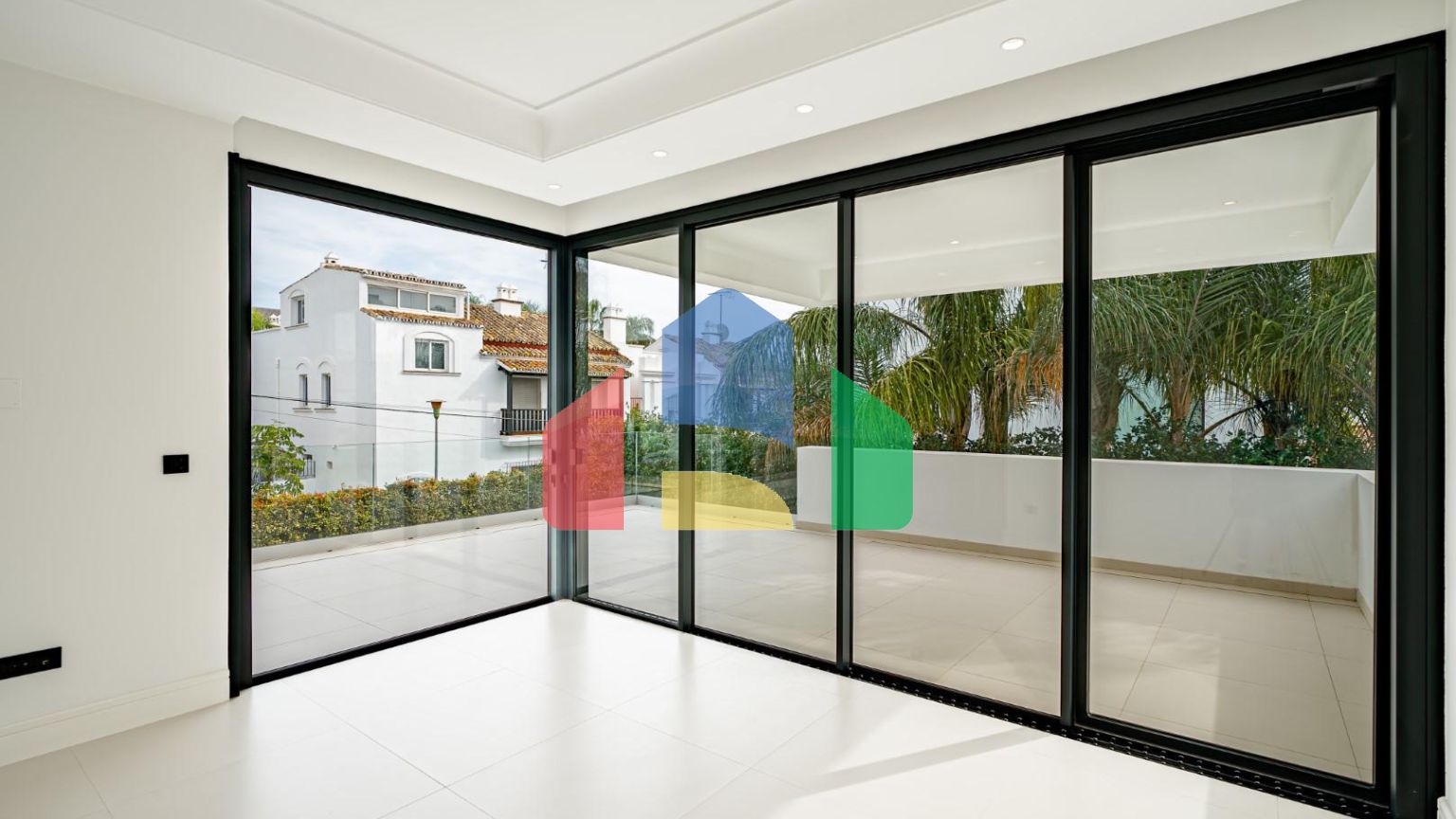 Современная новая вилла в 100 м от пляжа в Марбелье, Золотая Миля.