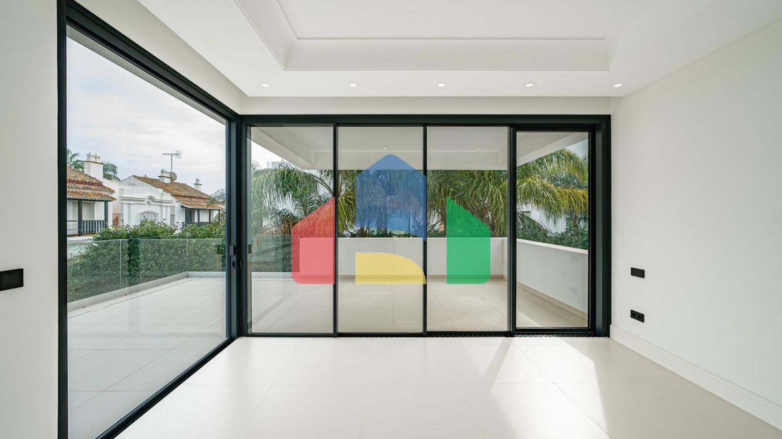 Современная новая вилла в 100 м от пляжа в Марбелье, Золотая Миля.