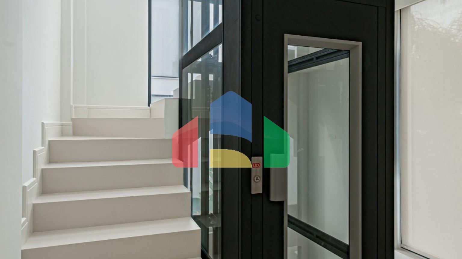 Современная новая вилла в 100 м от пляжа в Марбелье, Золотая Миля.