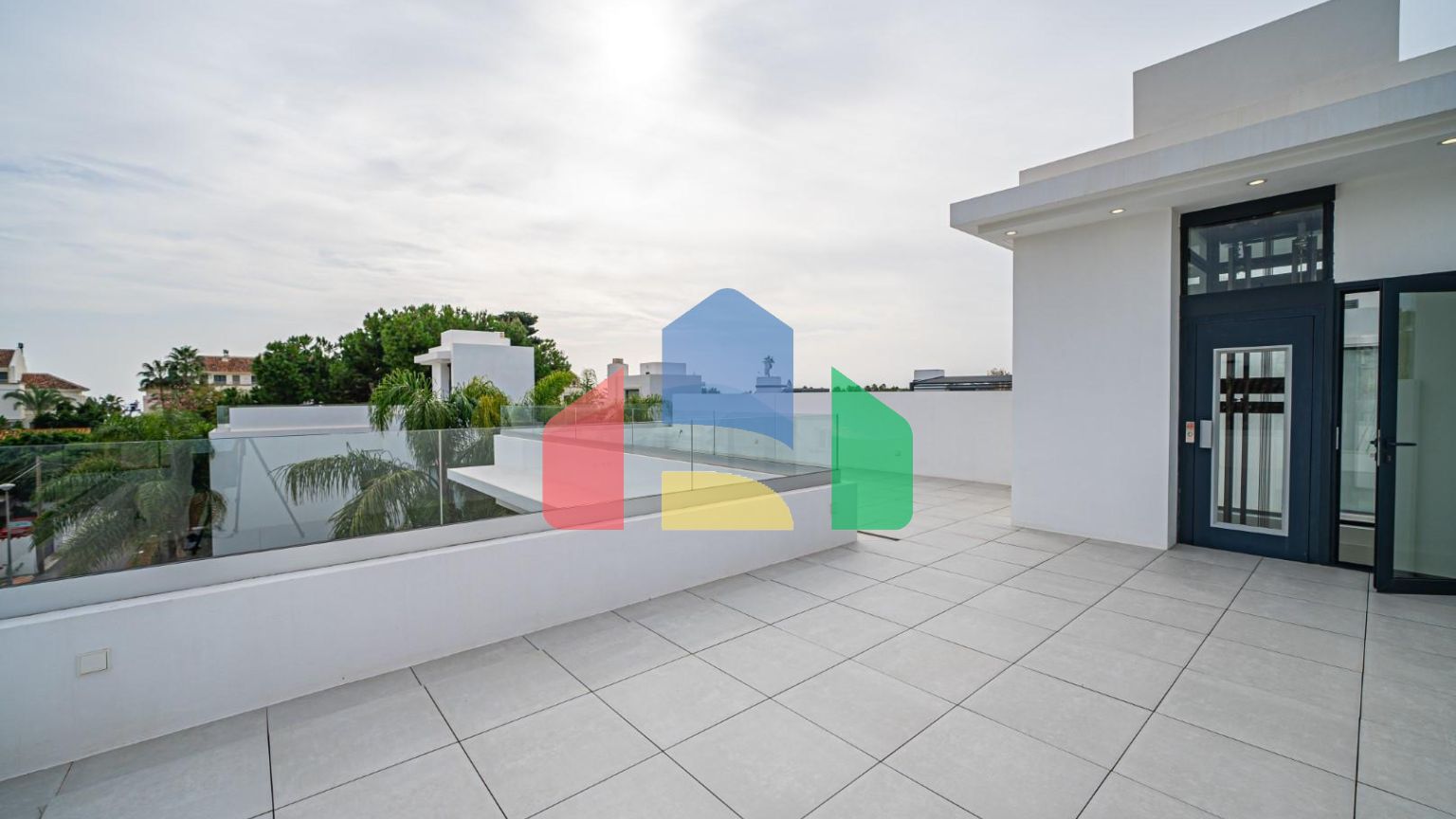 Современная новая вилла в 100 м от пляжа в Марбелье, Золотая Миля.