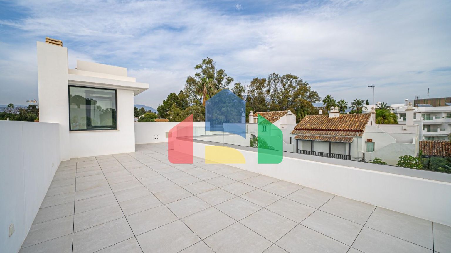 Современная новая вилла в 100 м от пляжа в Марбелье, Золотая Миля.