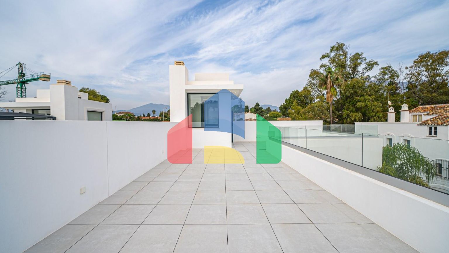 Современная новая вилла в 100 м от пляжа в Марбелье, Золотая Миля.