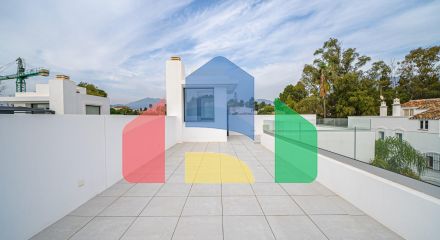 Современная новая вилла в 100 м от пляжа в Марбелье, Золотая Миля.