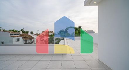 Современная новая вилла в 100 м от пляжа в Марбелье, Золотая Миля.