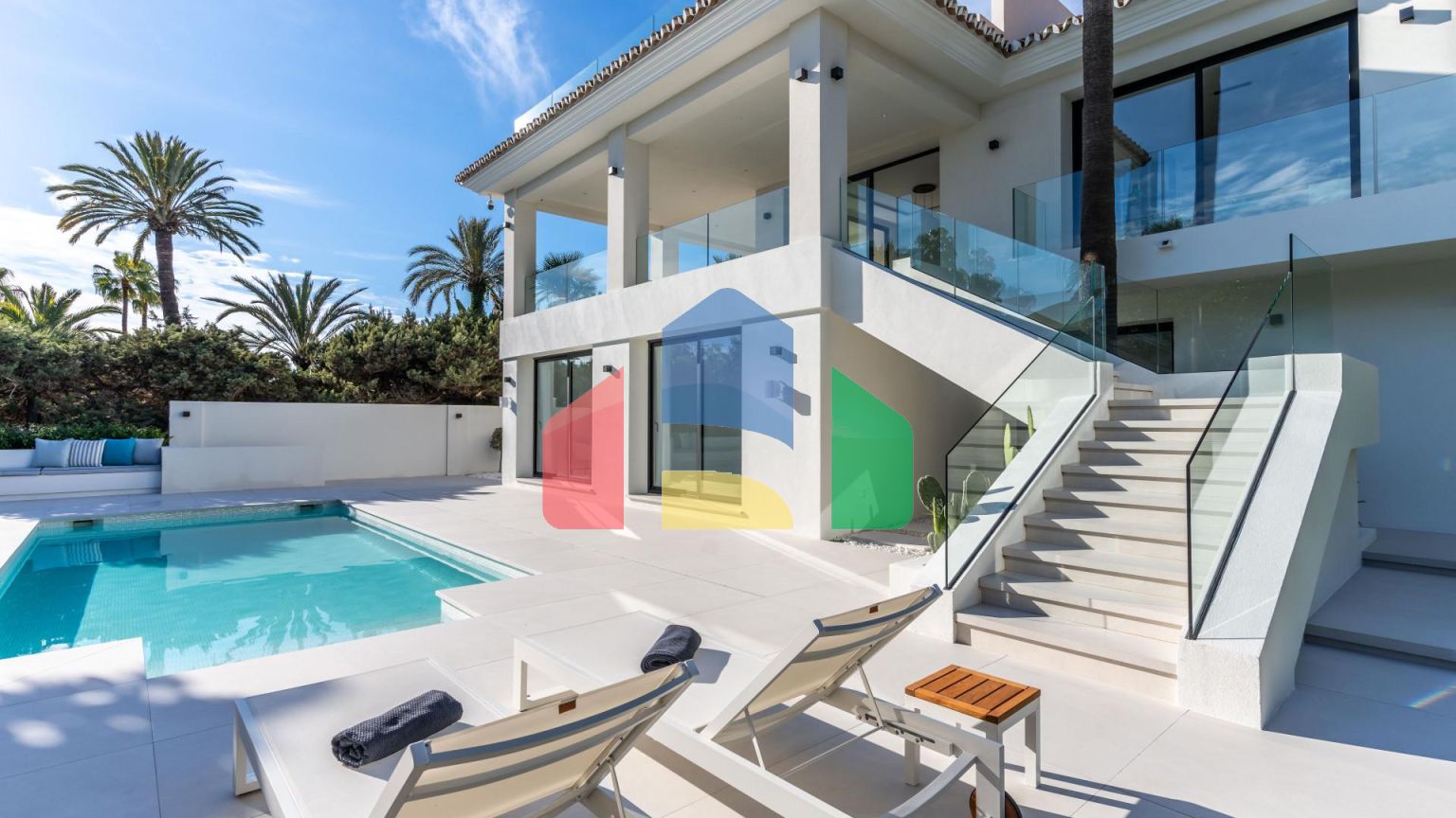 Современная роскошь встречается с андалузским очарованием на востоке Марбельи