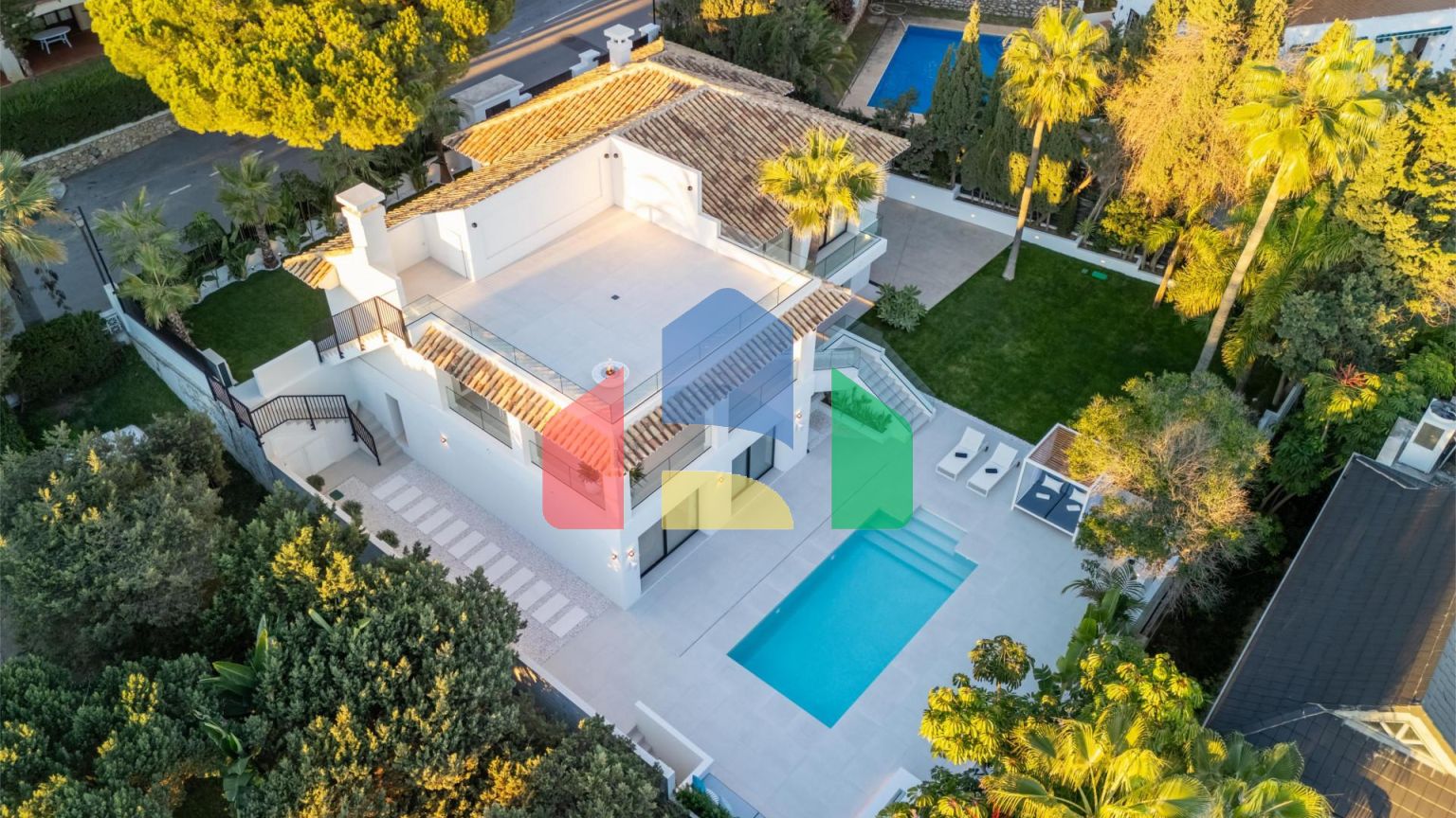 Современная роскошь встречается с андалузским очарованием на востоке Марбельи