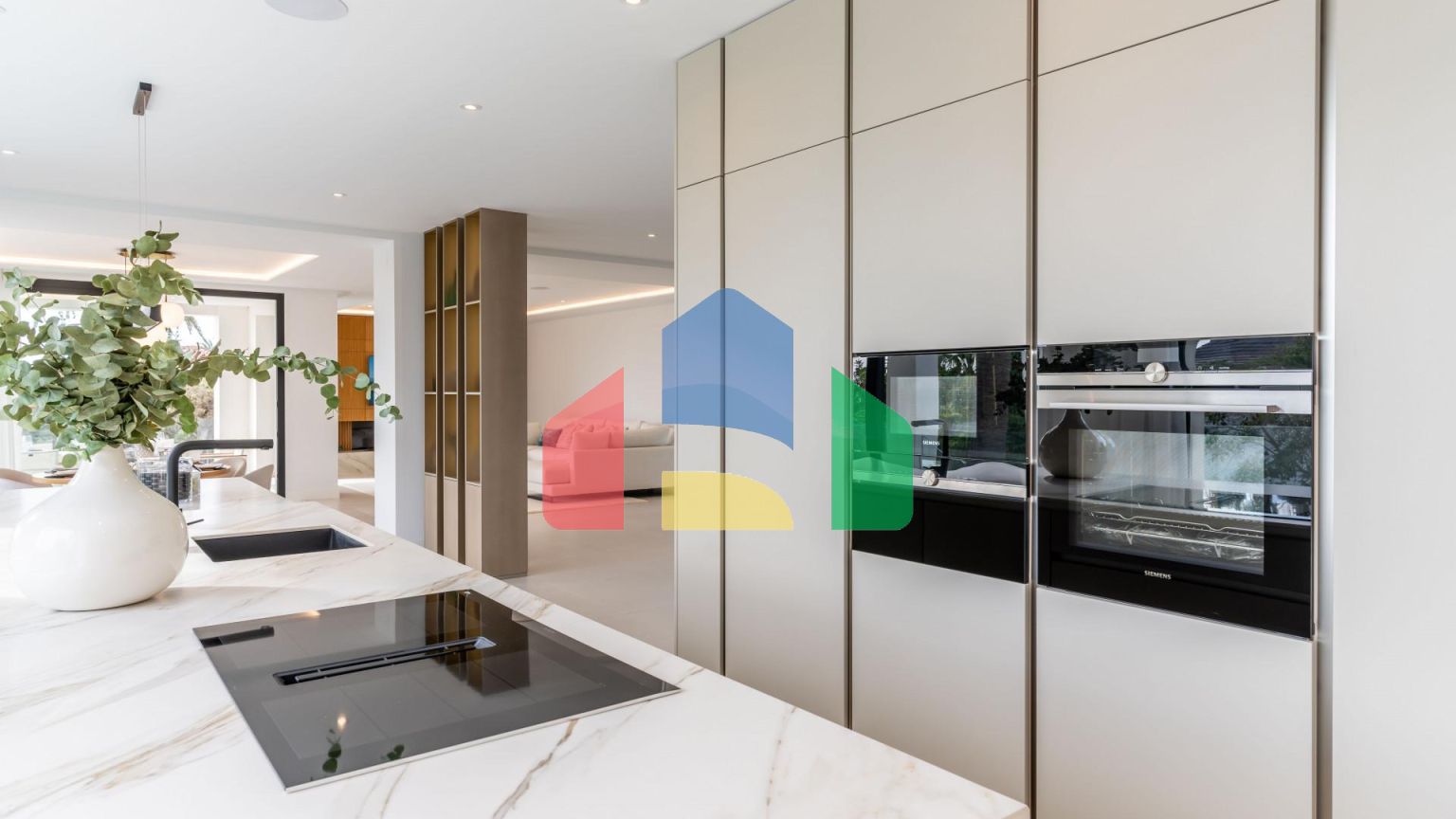 Современная роскошь встречается с андалузским очарованием на востоке Марбельи