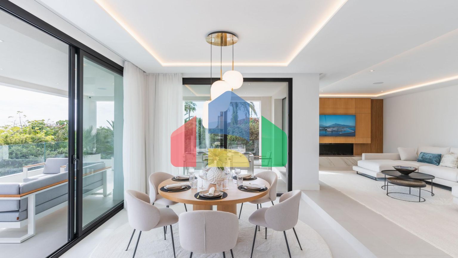 Современная роскошь встречается с андалузским очарованием на востоке Марбельи