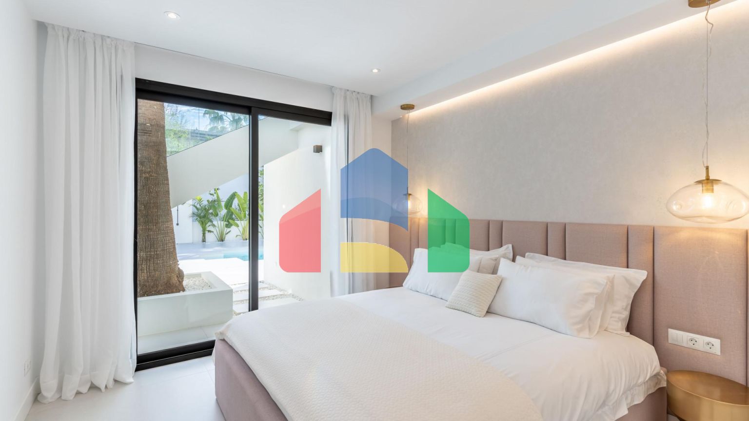 Современная роскошь встречается с андалузским очарованием на востоке Марбельи