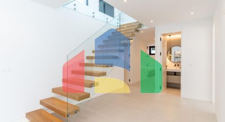 Современная роскошь встречается с андалузским очарованием на востоке Марбельи