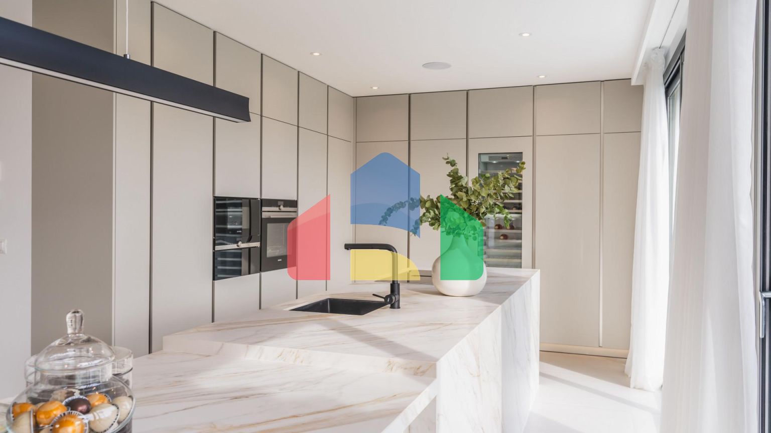 Современная роскошь встречается с андалузским очарованием на востоке Марбельи