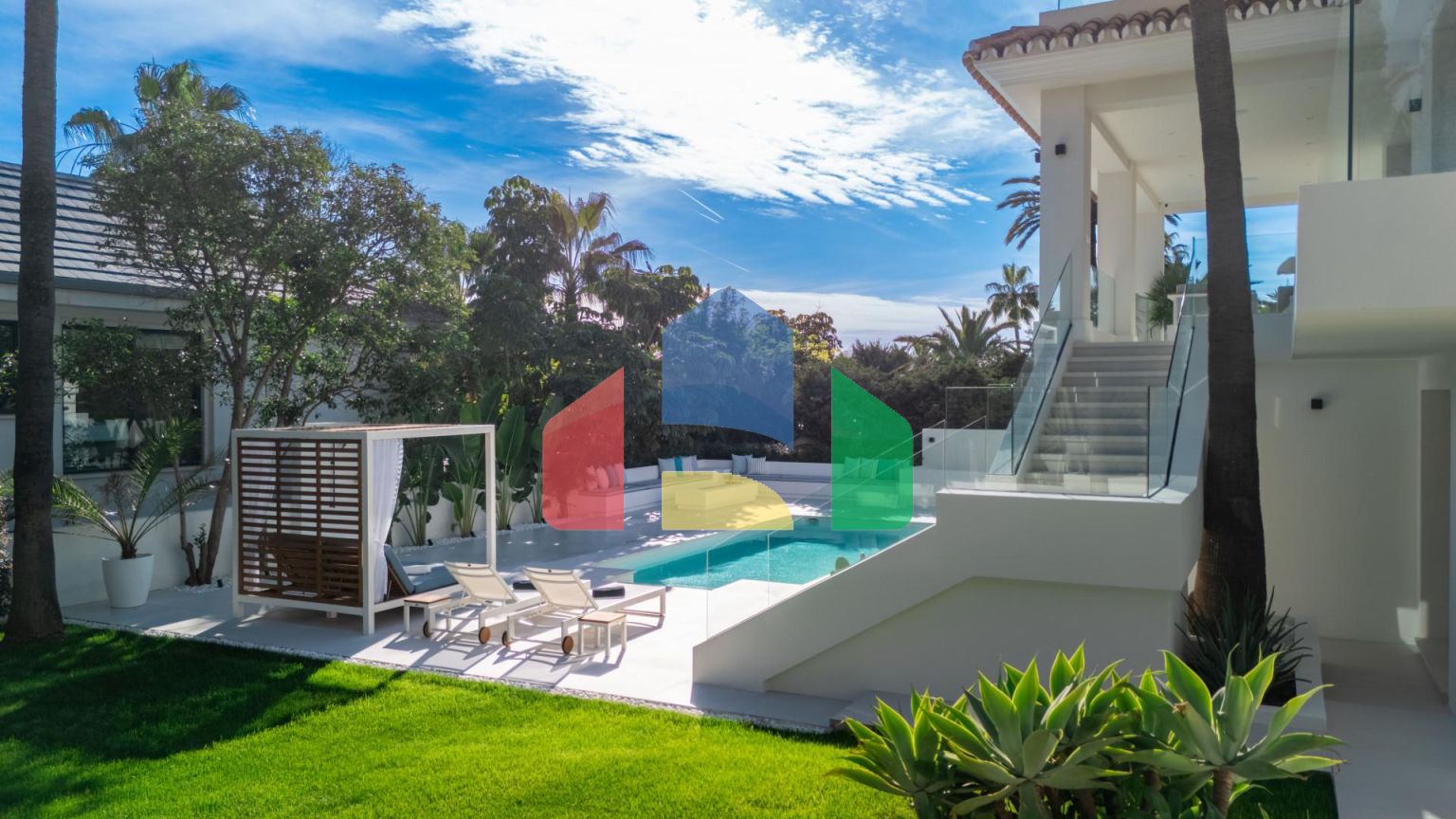 Современная роскошь встречается с андалузским очарованием на востоке Марбельи