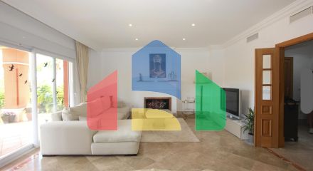 Вилла с 6 спальнями в охраняемом сообществе на поле для гольфа Санта-Клара, Марбелья