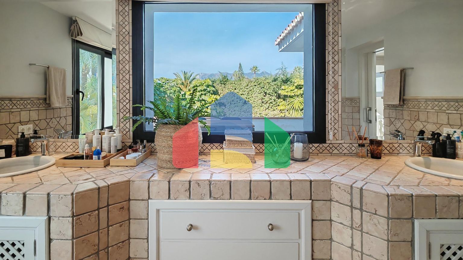 Роскошная вилла на берегу моря в Лос-Монтерос, Марбелья