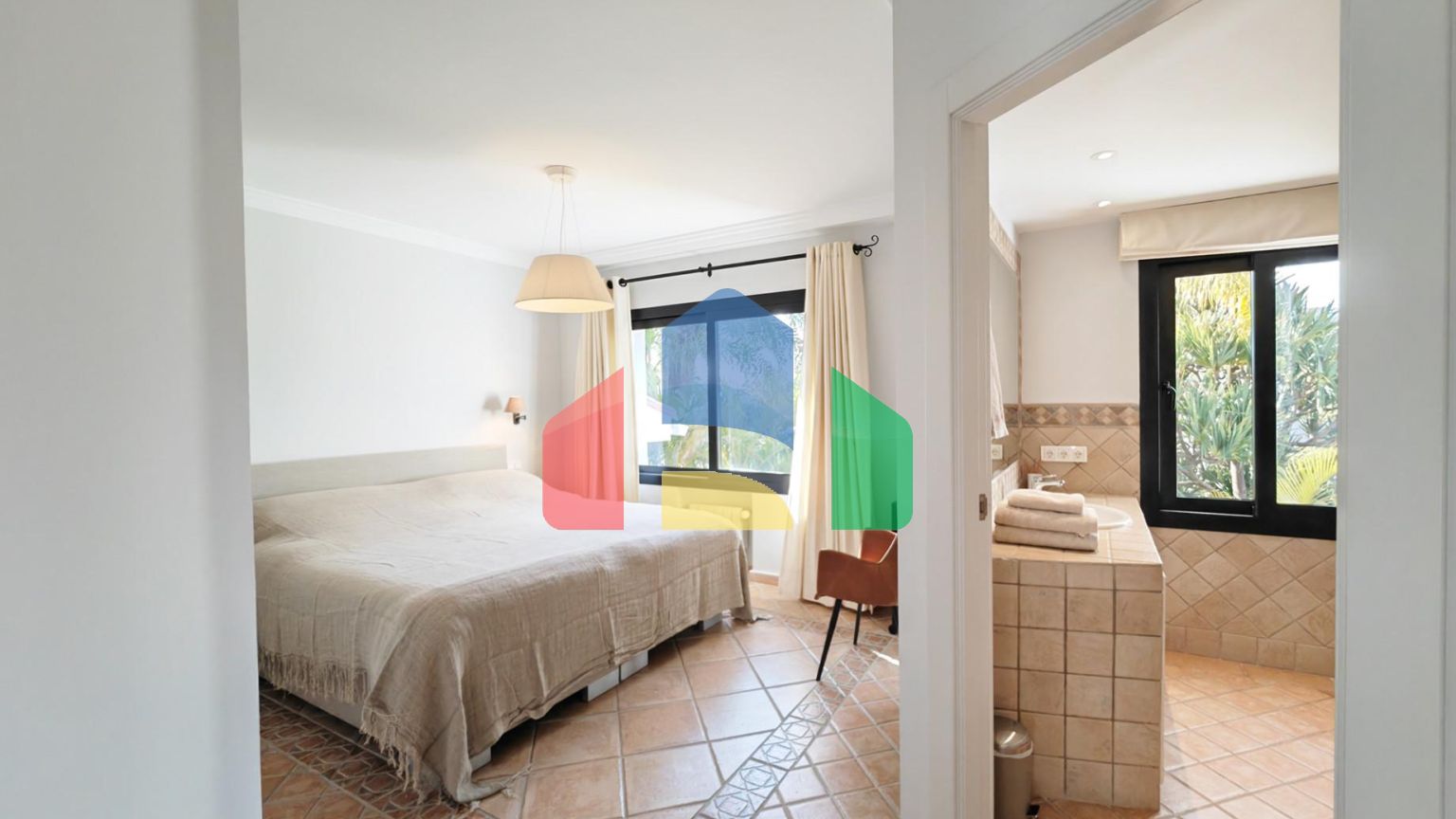 Роскошная вилла на берегу моря в Лос-Монтерос, Марбелья